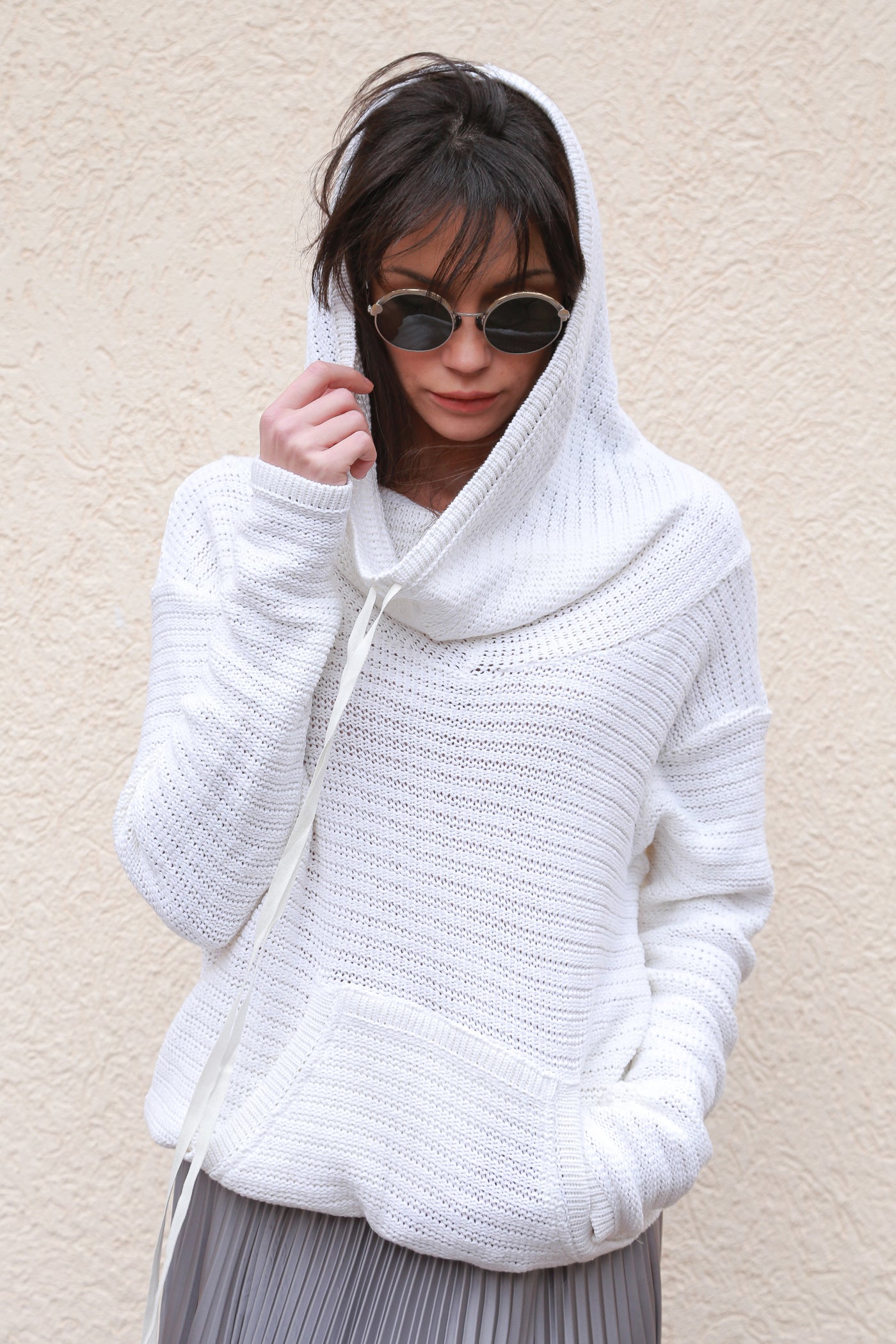 White hooded knit sweater F1555