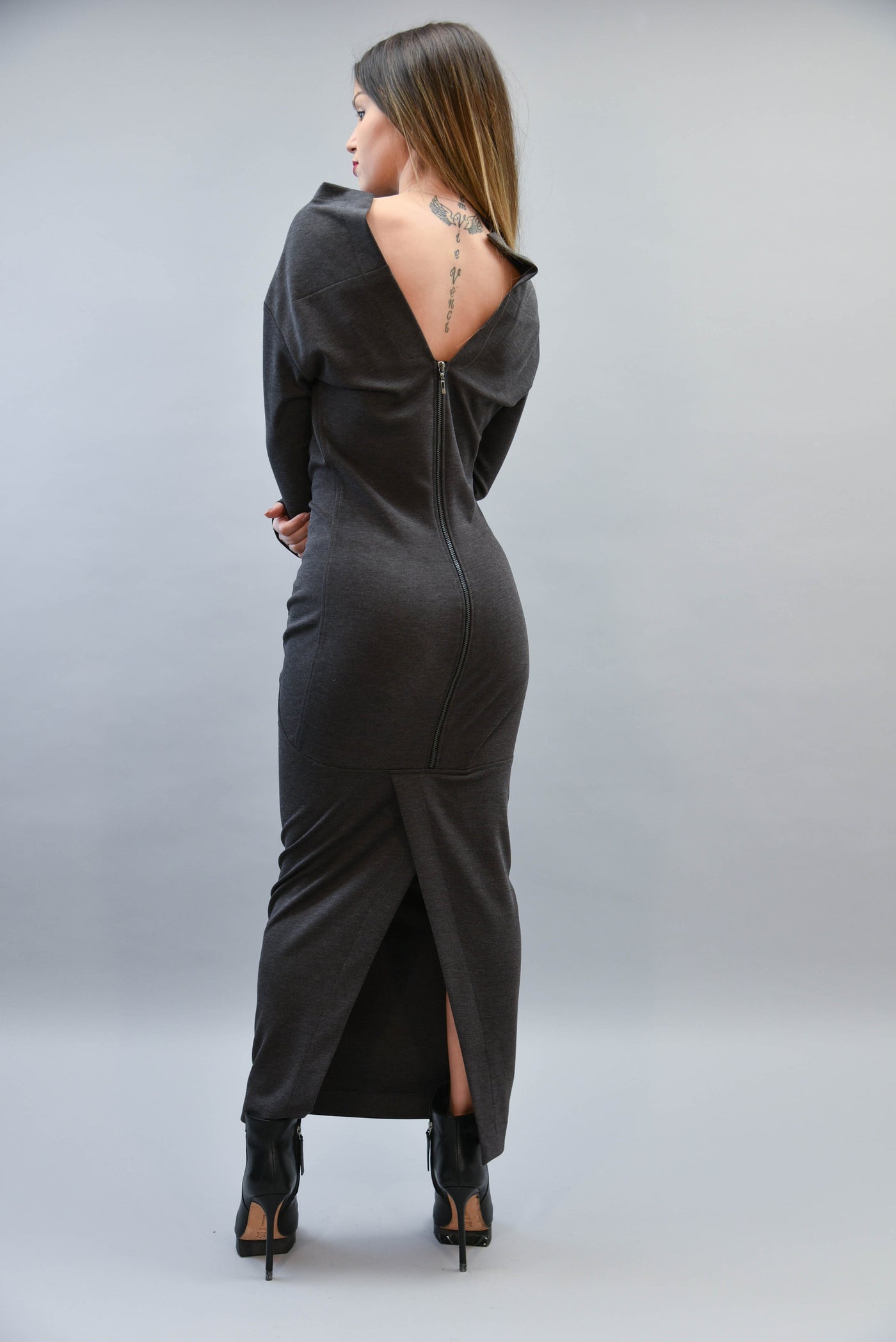 Asymmetrical maxi grey dress with open back F2175