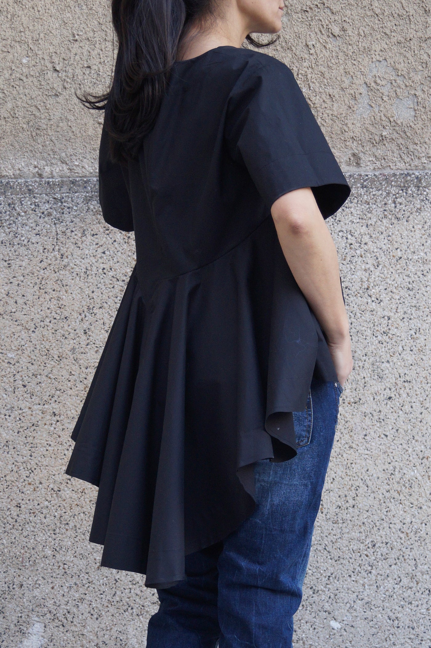 Oversized asymmetrical black shirt F1666