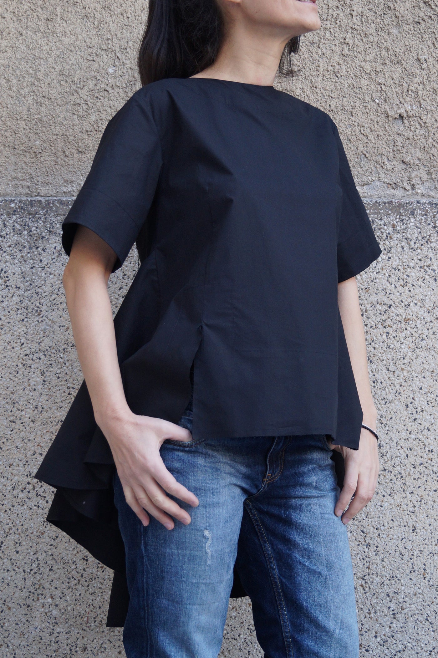 Oversized asymmetrical black shirt F1666
