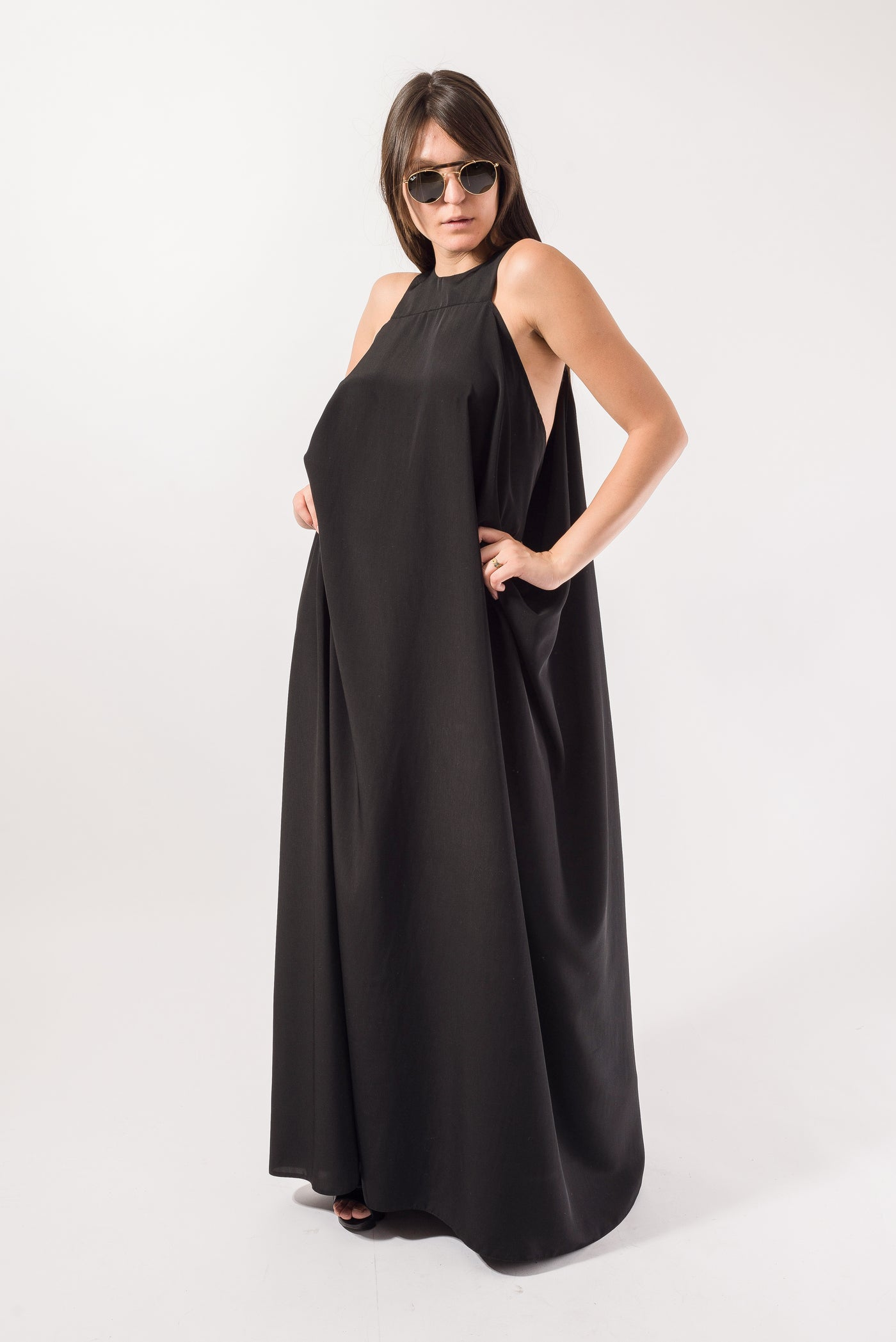Black maxi dress with open back F1829
