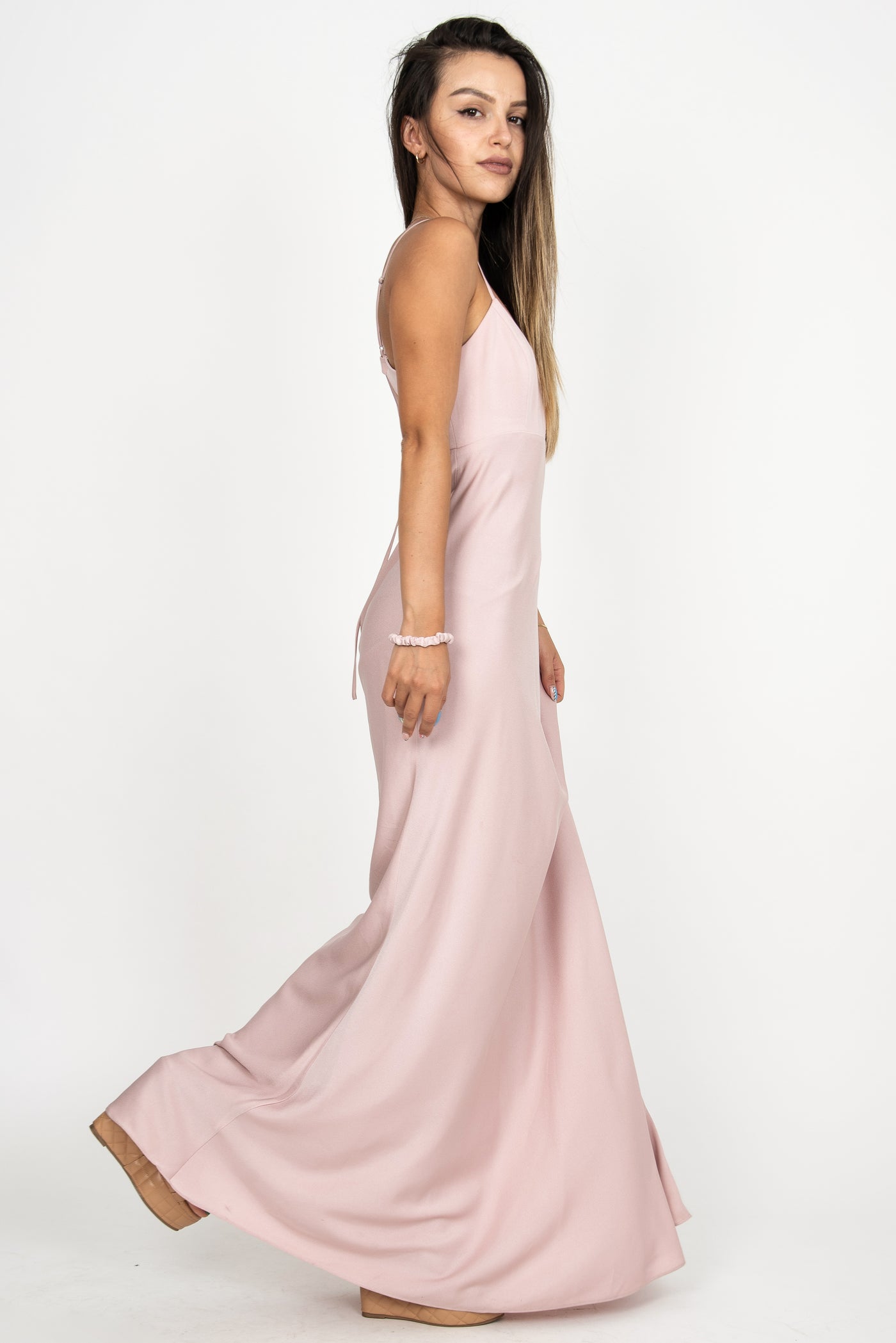 Elegant flowing dress with open back F2325