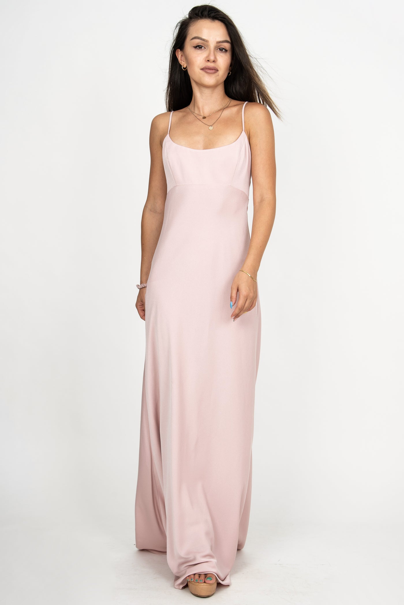 Elegant flowing dress with open back F2325