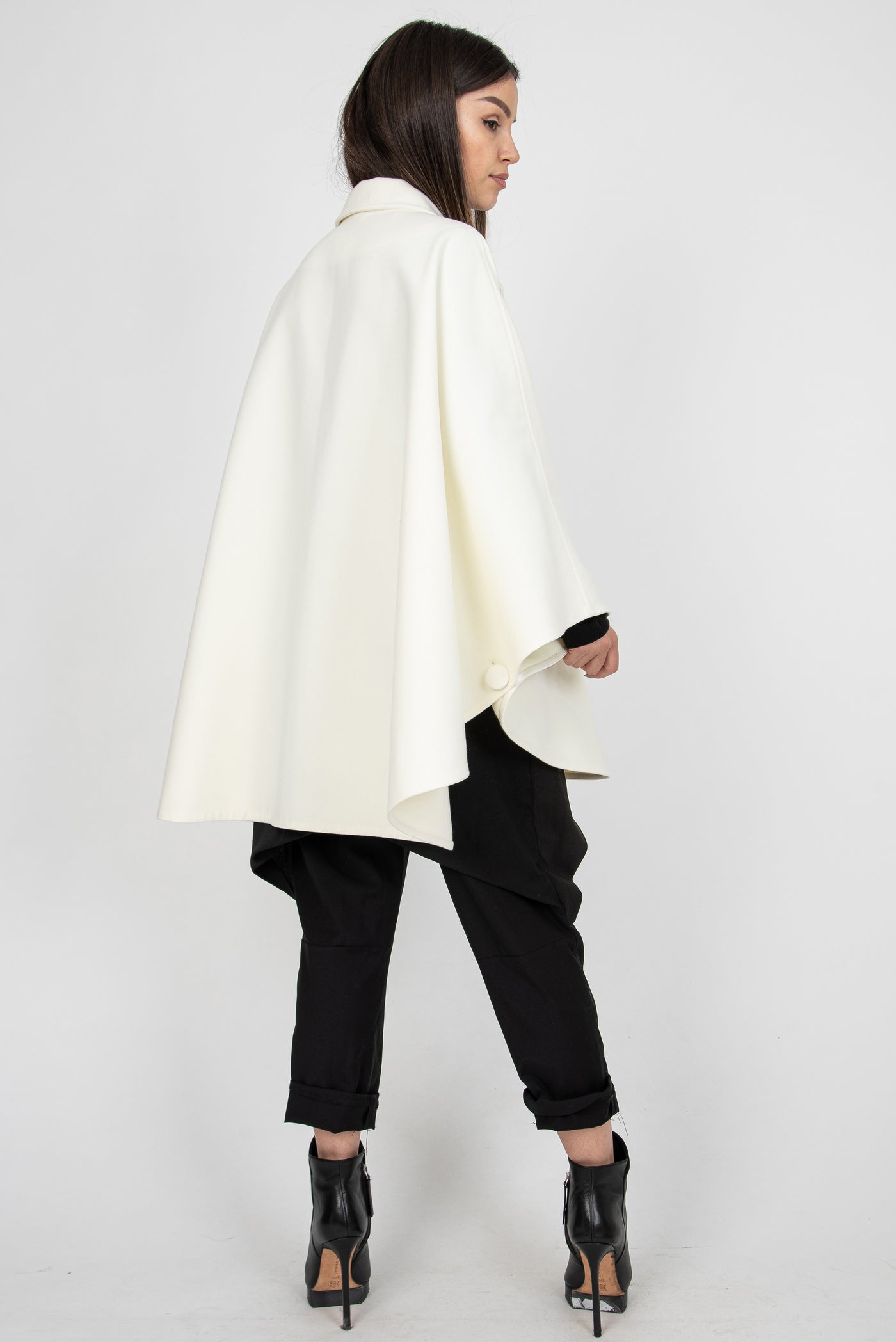 Off white wool cape coat F2338
