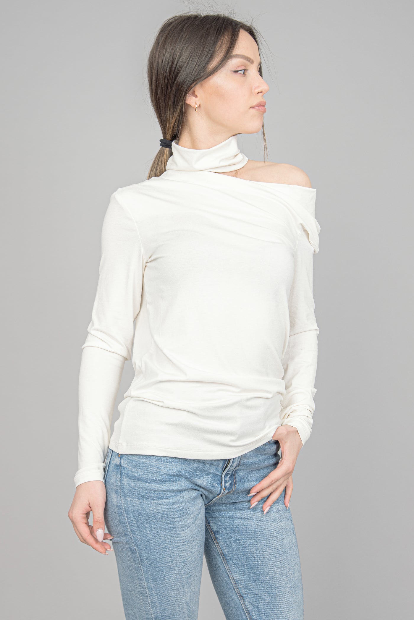 White one shoulder top F2288