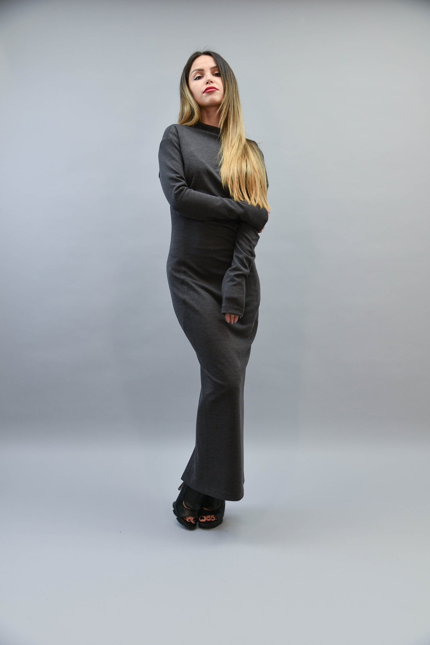Asymmetrical maxi grey dress with open back F2175